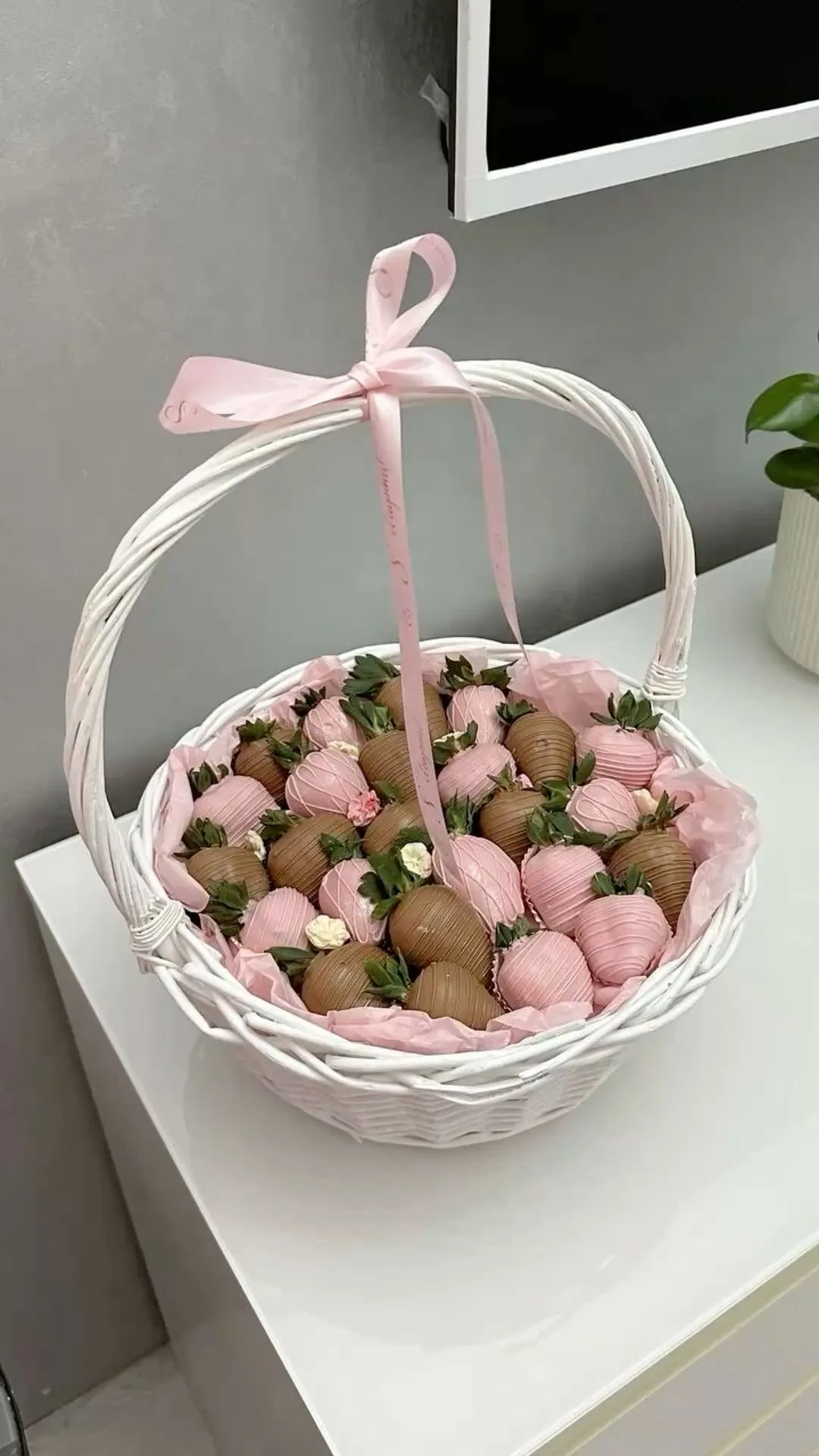 Корзина клубники, клубника в шоколаде 